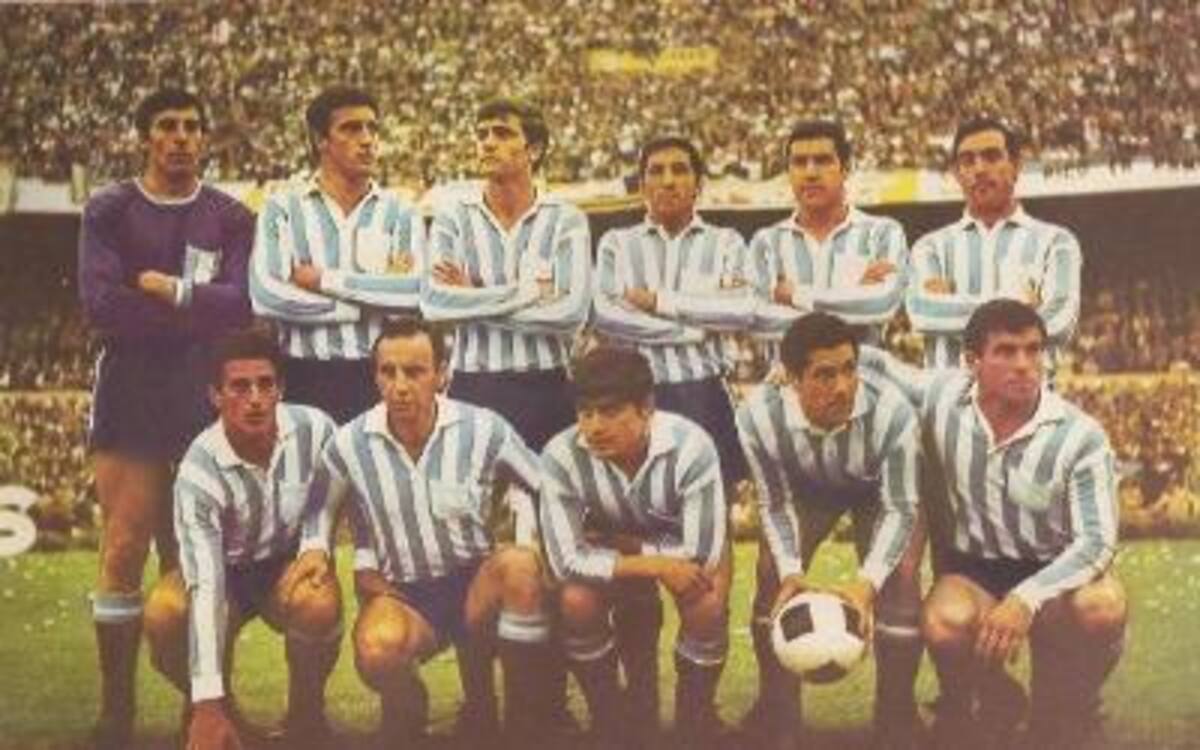 RACING 1967DE PIE IZD-DER: Cejas, Basile, Perfumo, Martin, Chabay Y RulliABAJO IZD-DER: Cardozo, Maschio, Cárdenas, J Rodríguez, Raffo