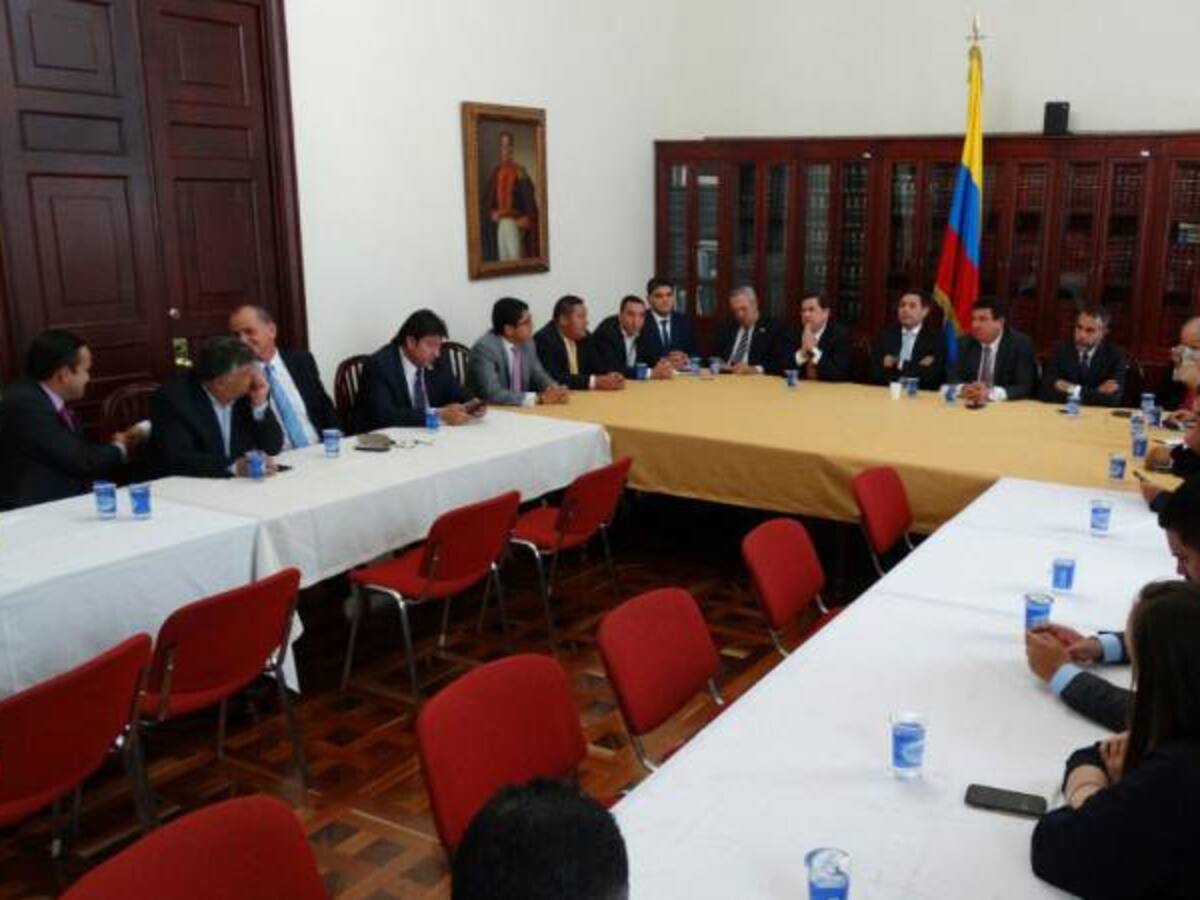 Gobierno convoca cumbre urgente de partidos: Tema Refrendación
