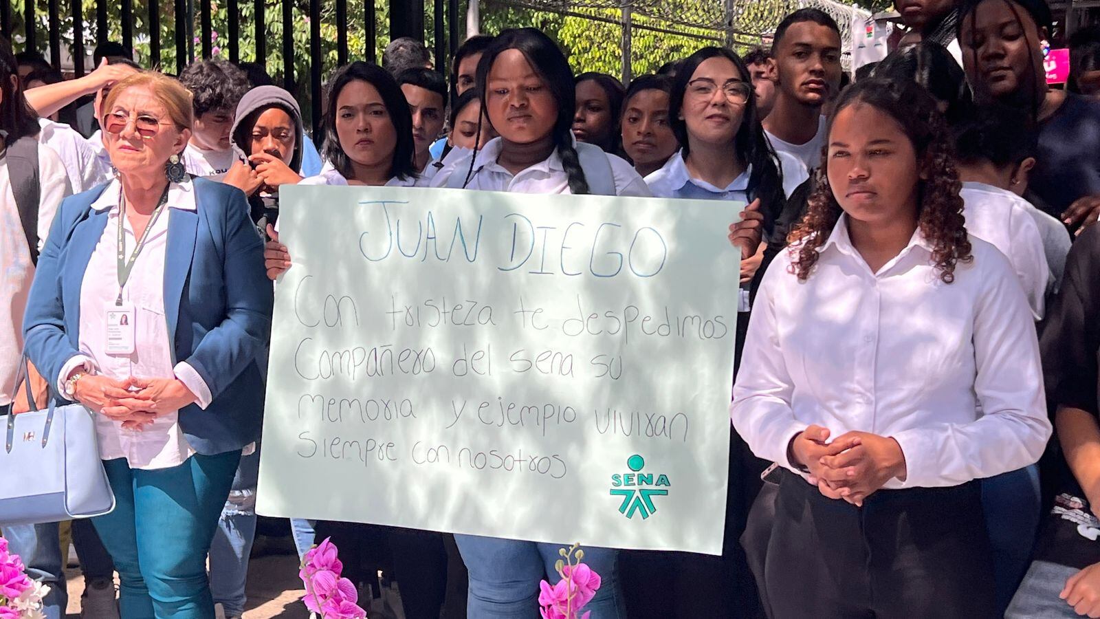 El aprendiz del Sena Diego Martínez fue homenajeado por sus compañeros de clases.