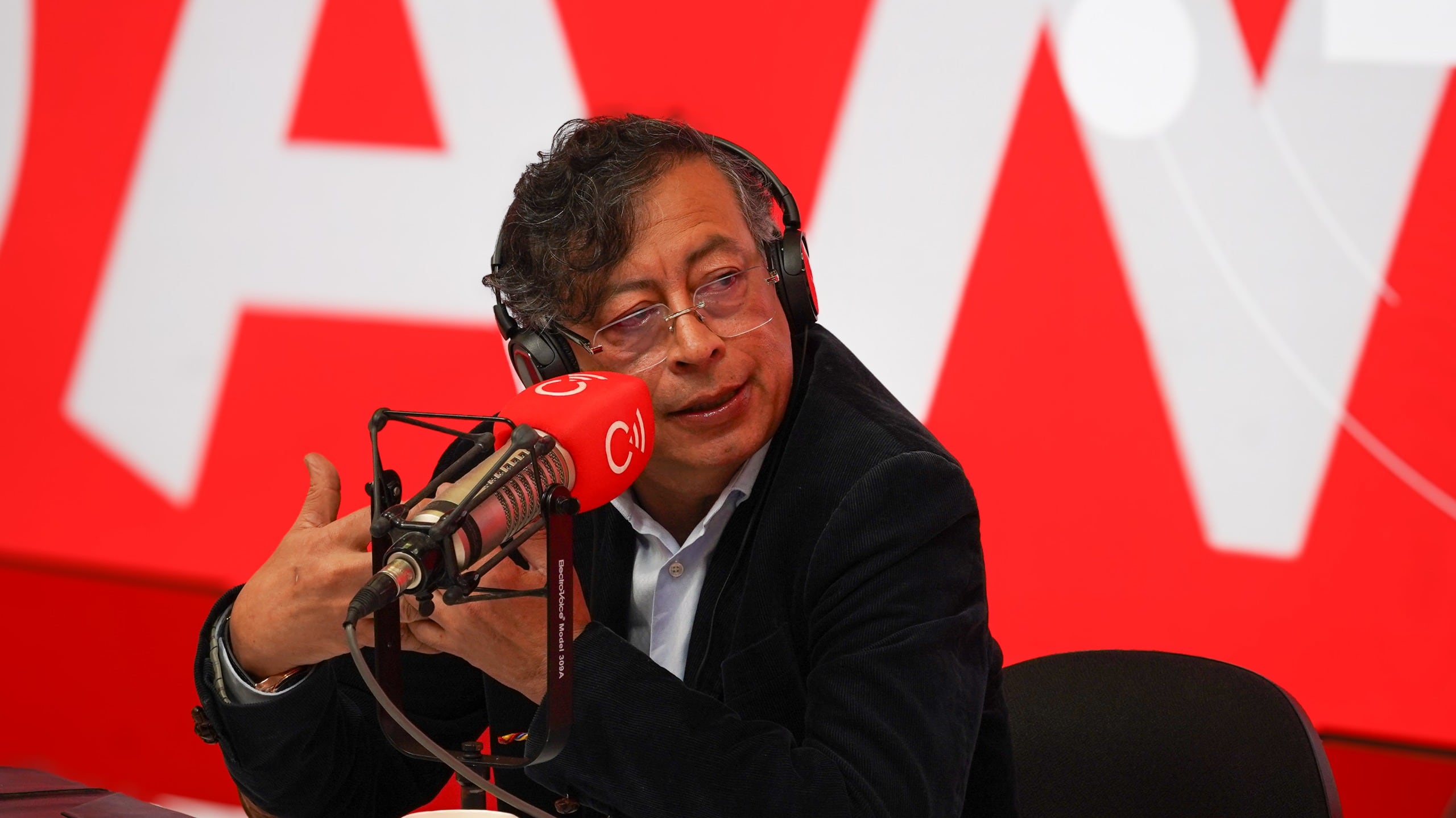 El presidente de la República, Gustavo Petro, en los micrófonos de 6AMW (Crédito: Caracol Radio)
