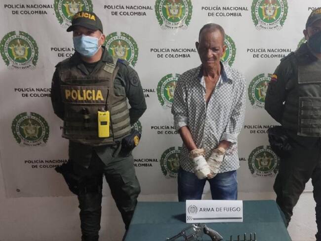 En el procedimiento le fue incautado un arma de fuego tipo revólver Smith & Wesson, calibre 38 milímetros