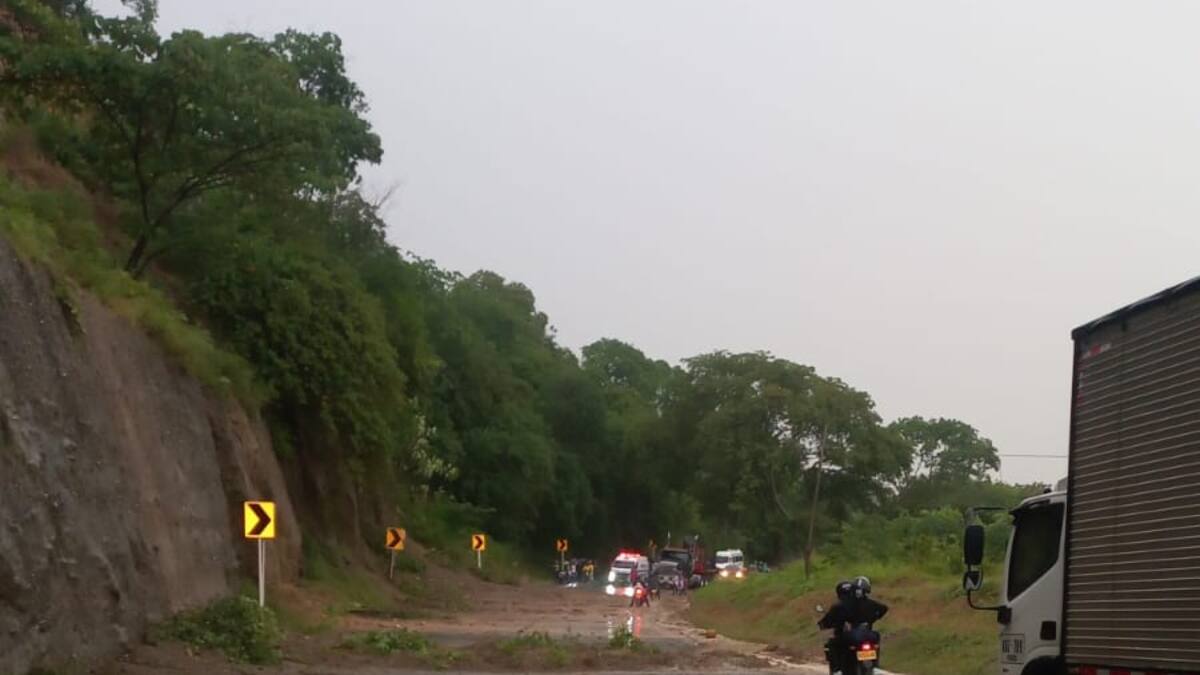 Cierre total de la vía Neiva-Bogotá por deslizamiento de tierra en el Km 43