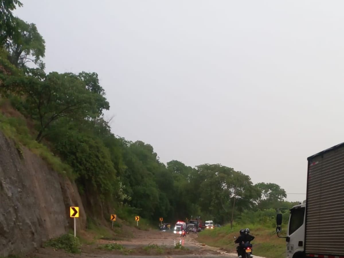 Cierre total de la vía Neiva-Bogotá por deslizamiento de tierra en el Km 43
