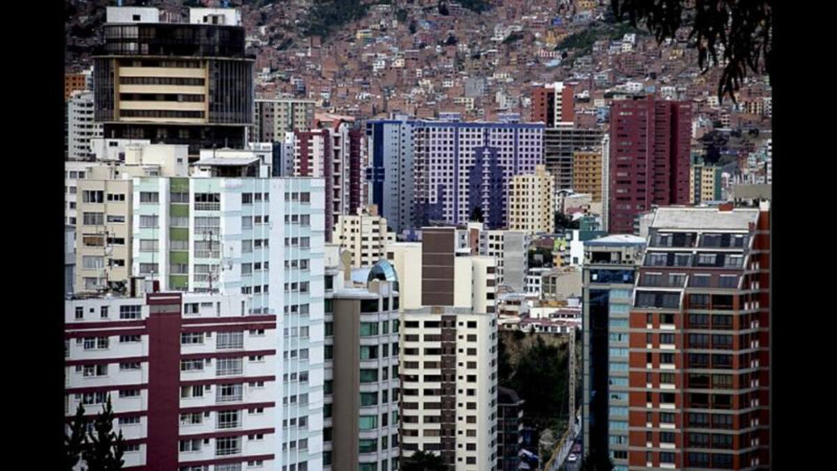 “La Paz más caótica de la orbe”. Así explica su foto Claudio Teijeiro: “Un cráter de ladrillo y colores que todos los días nacen en las ánimas y mueren en el Alto. La ciudad de las cuatro estaciones y un solo destino el mismo día... La Paz”.