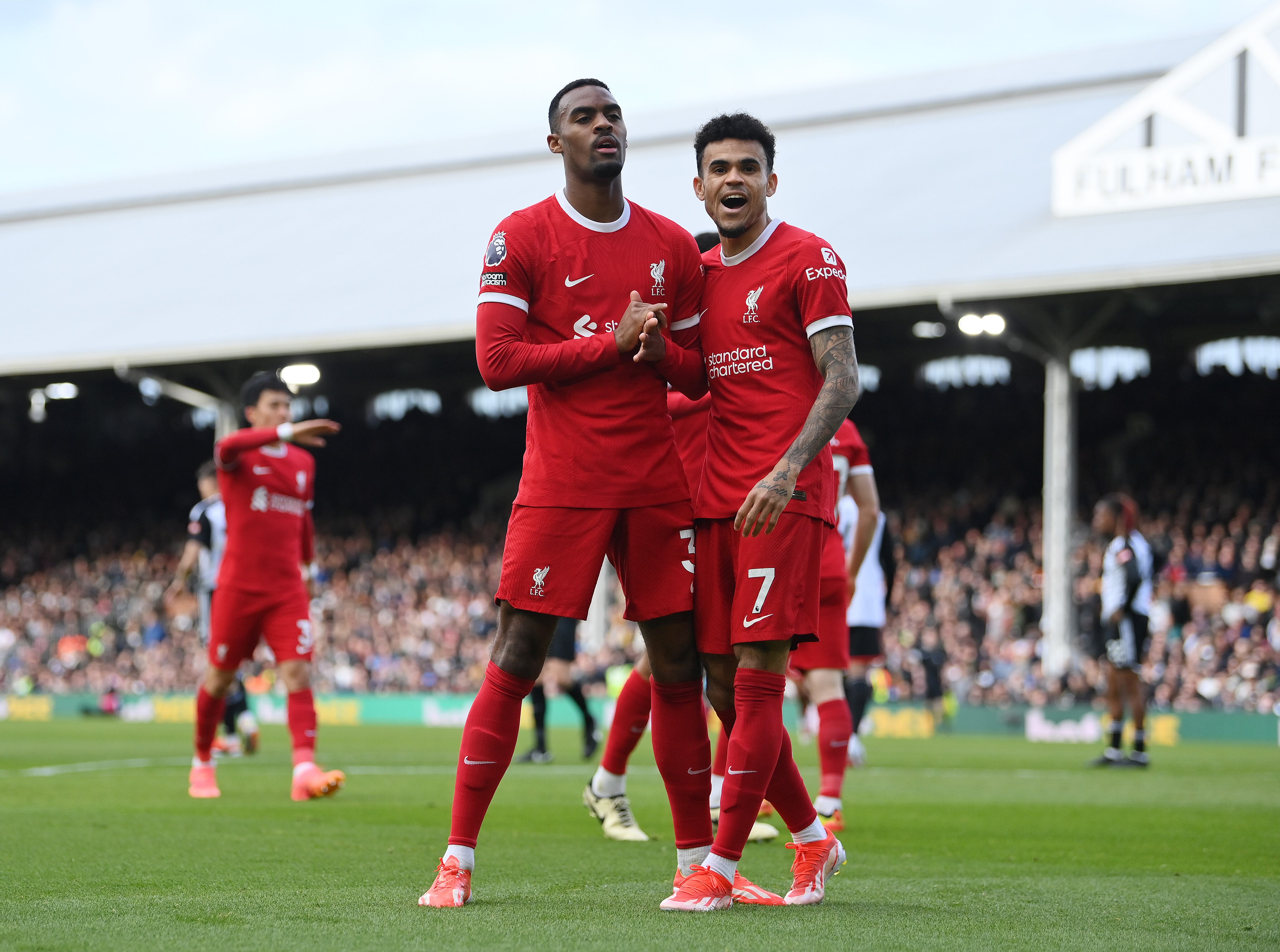 Luis Díaz celebra uno de los goles del Liverpool ante el Fulham. (Photo by Justin Setterfield/Getty Images)