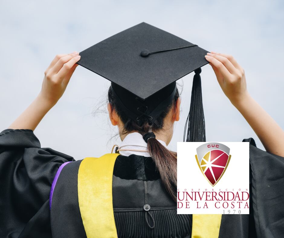 Estudiante graduándose y logo Universidad de la Costa (Getty Images)