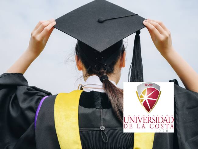 Estudiante graduándose y logo Universidad de la Costa (Getty Images)