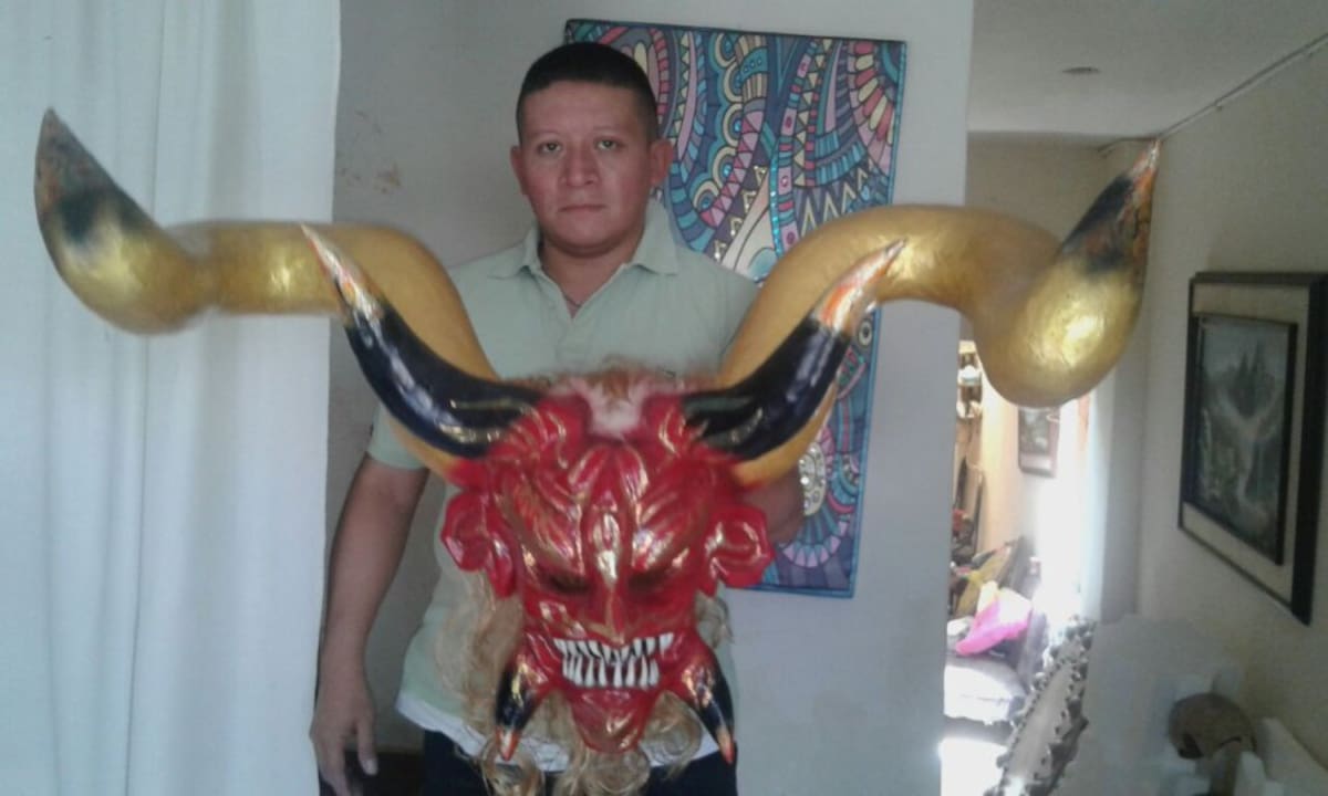 Carlos, es uno de los artistas que desde ocho meses antes al Carnaval fabrica los tocados, elementos que van en las cabezas de los cuadrilleros y complementan los coloridos atuendos de las cuadrillas. 