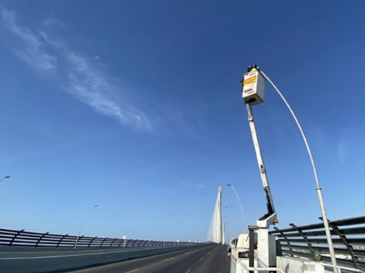 Iniciaron trabajos de mantenimiento en alumbrado en el Puente Pumarejo