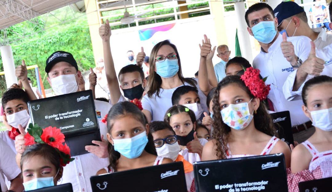 Entregan más de cinco mil computadores a estudiantes de Sucre