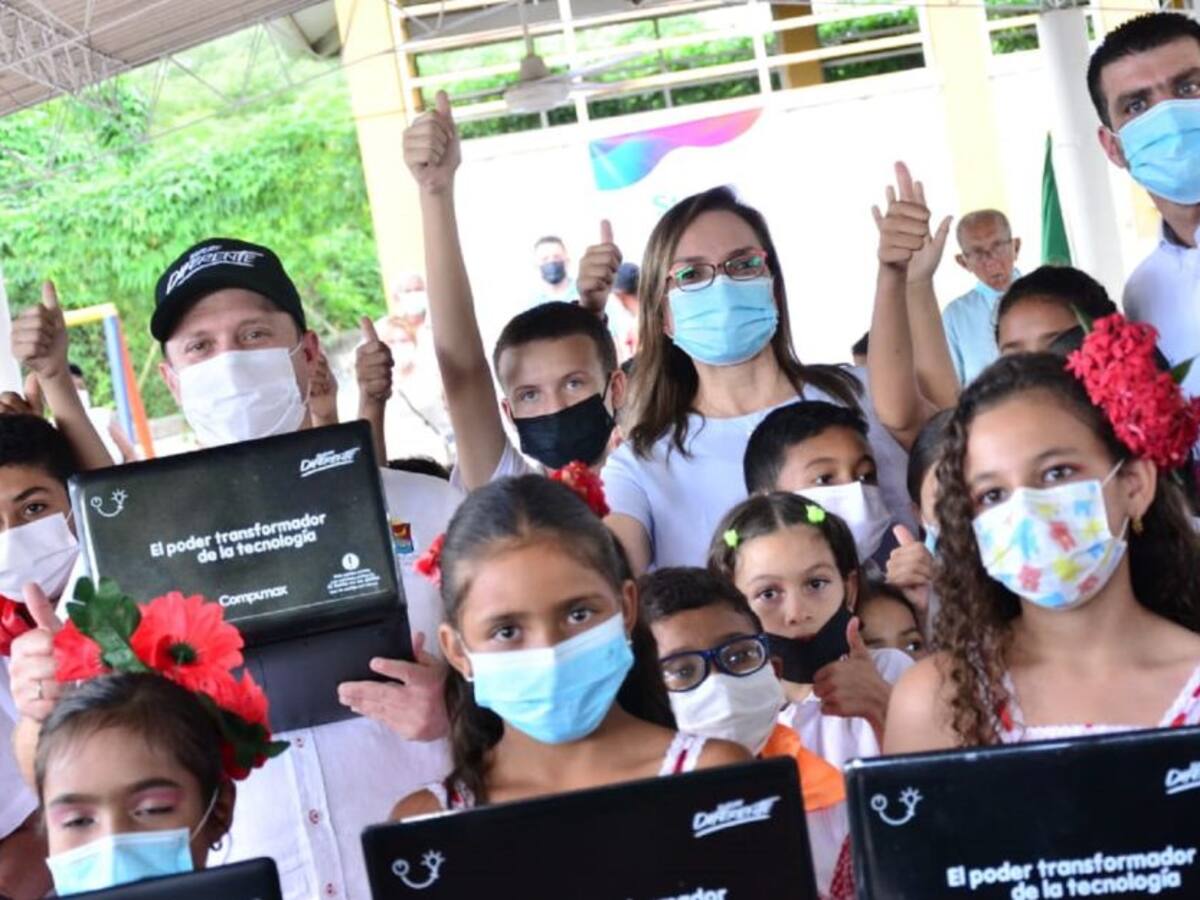 Entregan más de cinco mil computadores a estudiantes de Sucre