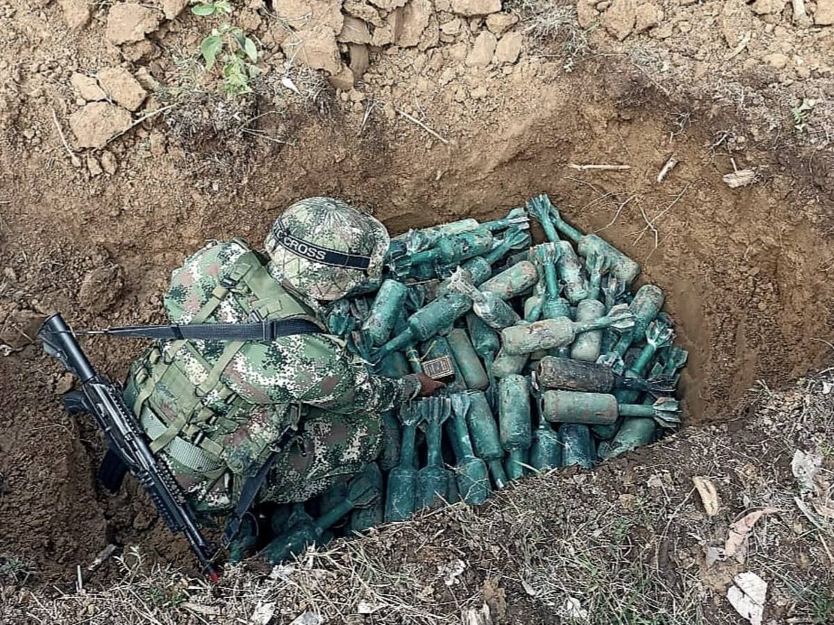 Encuentran arsenal de granadas y minas antipersona en zona rural de Tumaco
