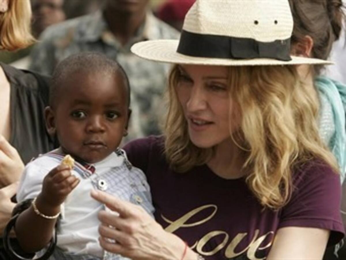 Niña adoptada por Madonna en Malaui parte para reunirse con su nueva familia