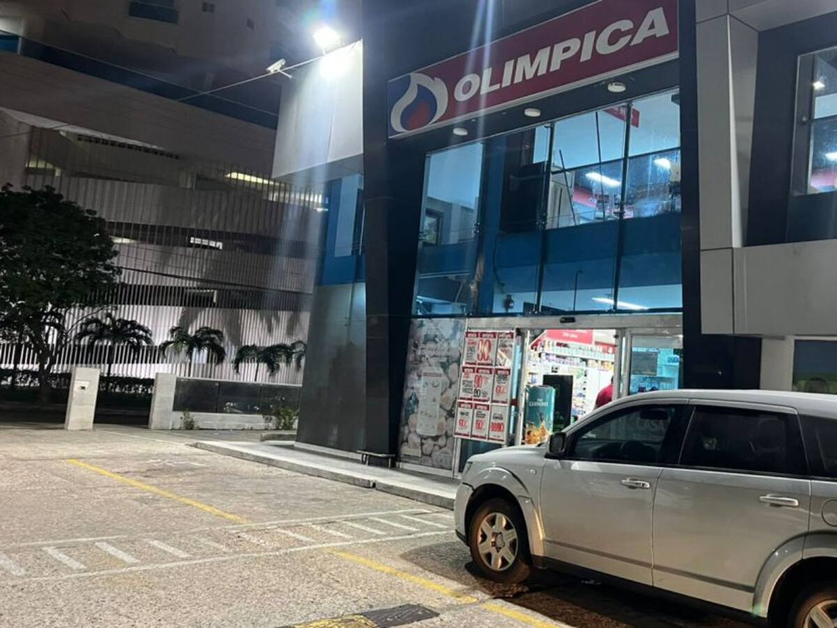 Roban objetos de valor de un vehículo en un supermercado de Bocagrande
