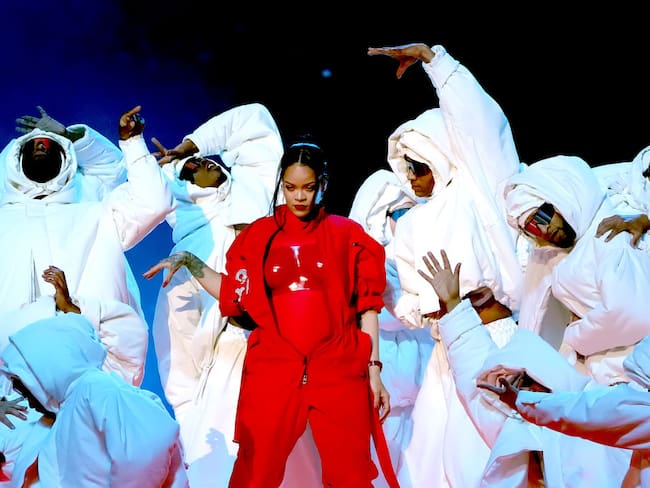 Rihanna durante el show de medio tiempo en el Super Bowl 2023. Foto: Kevin Mazur/Getty Images for Roc Nation.
