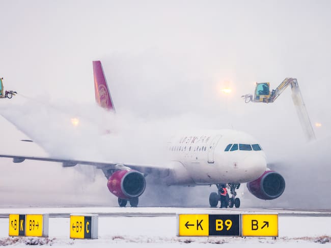 Cerca de 1.500 vuelos cancelados y al menos 5.900 vuelos retrasados deja una nueva tormenta invernal a lo largo de Estados Unidos, afectando particularmente California y Nueva York.
(Foto: VCG/VCG via Getty Images)