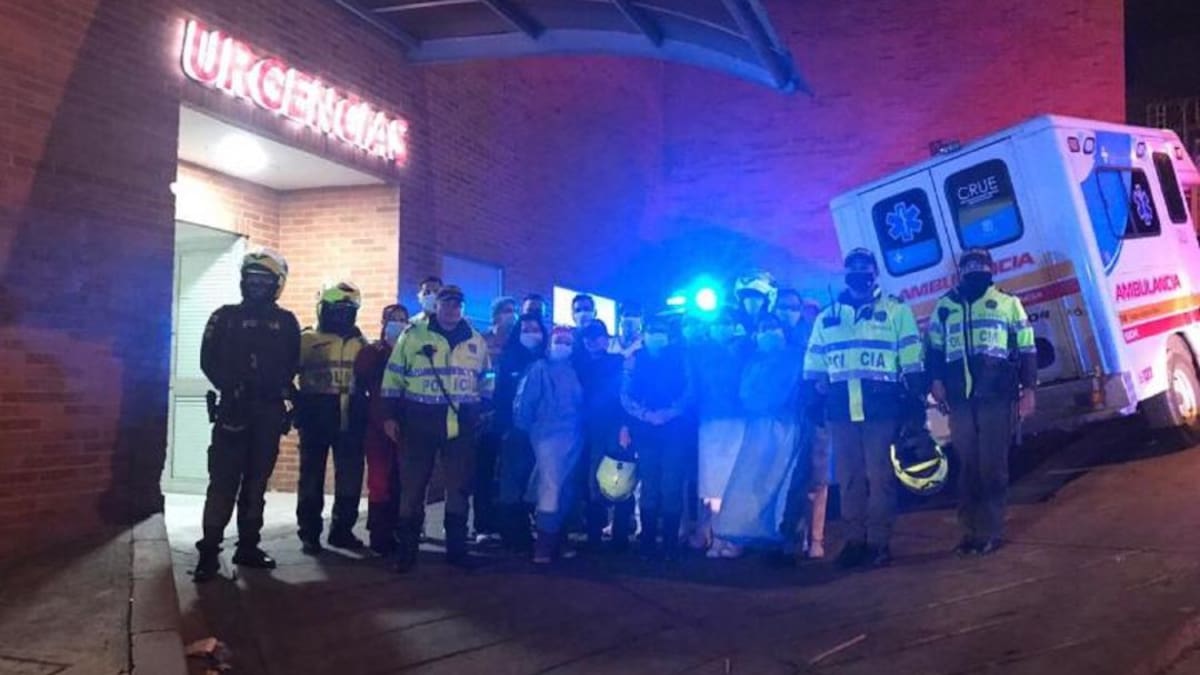 Policías homenajean a personal médico y los acompaña hacia sus casas