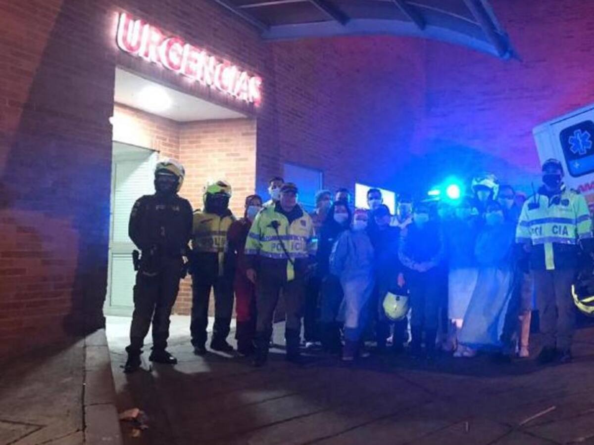 Policías homenajean a personal médico y los acompaña hacia sus casas
