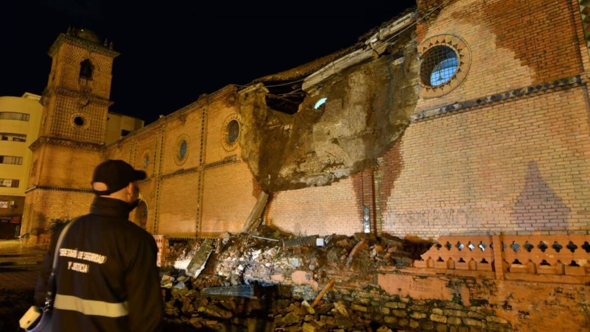Muro de la fachada de San Francisco se desploma