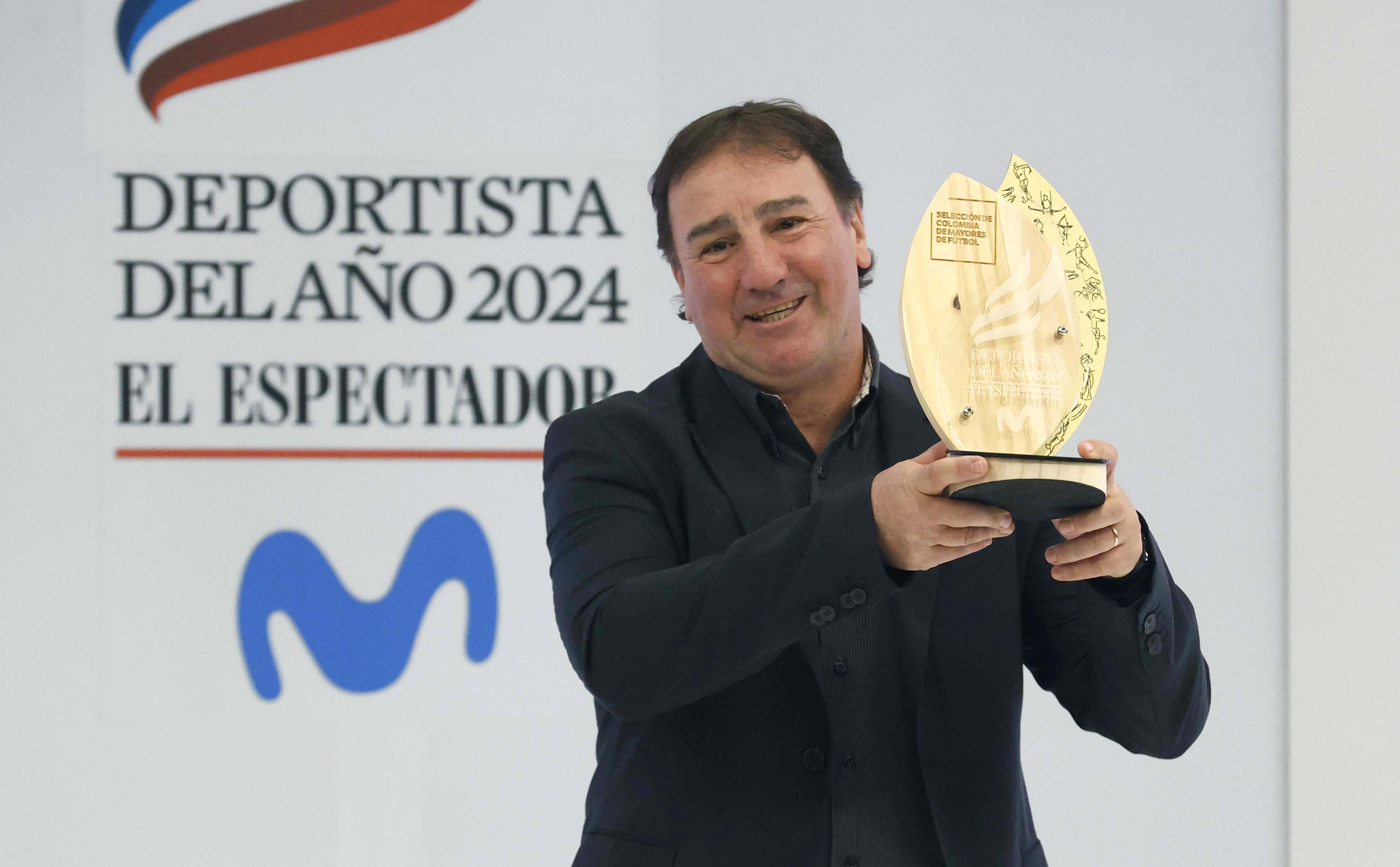COL500. BOGOTÁ. (COLOMBIA), 11/12/2024.- El director técnico de la selección Colombia de fútbol, Néstor Lorenzo, recibe el galardón a la mejor selección durante la entrega de premios del Deportista del Año del diario El Espectador, este miércoles en Bogotá (Colombia). El gimnasta Ángel Barajas, ganador de una medalla de plata en los Juegos Olímpicos de París, fue elegido como deportista del año en Colombia por el diario El Espectador en una ceremonia realizada en Bogotá. EFE/Mauricio Dueñas Castañeda