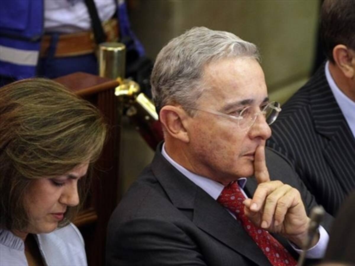 Uribe dice que gobierno trata de igual a igual a Farc y FFMM