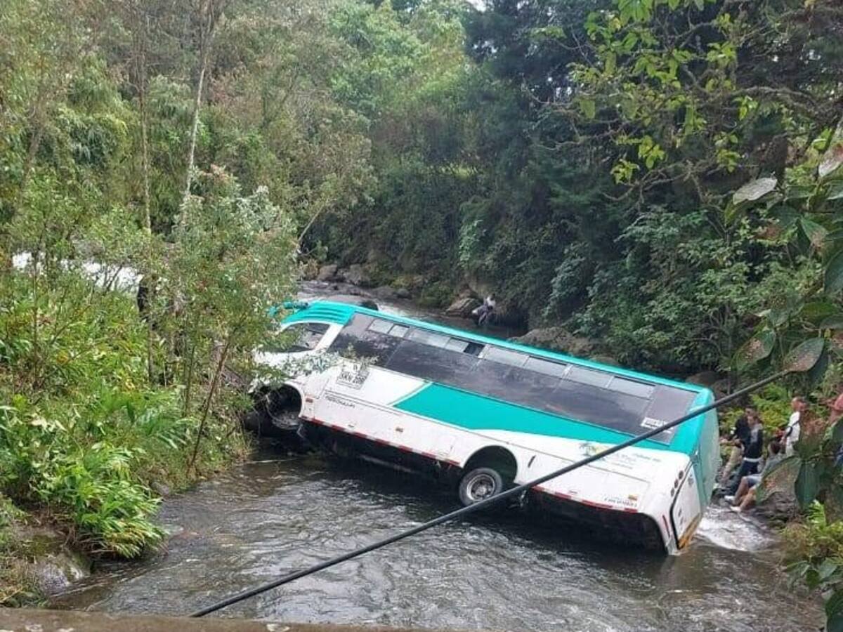 ¿Qué dijeron familiares de cinco de los heridos del accidente del bus que terminó en el río Quindío?