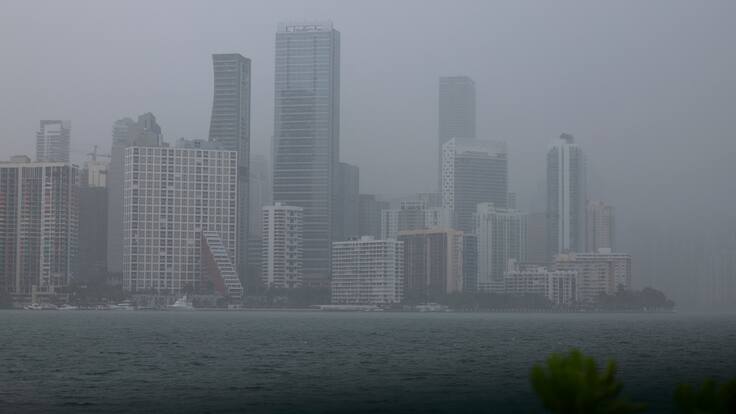 Inundaciones y vuelos cancelados por un fuerte temporal en el sur de Florida