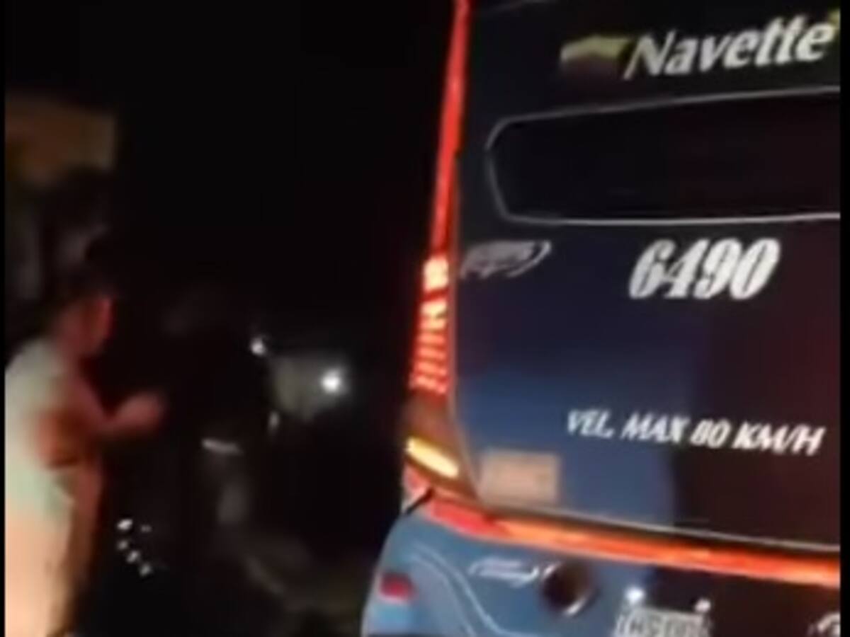 Siniestro vial de Bus de coomotor deja un fallecido y 23 personas heridas.