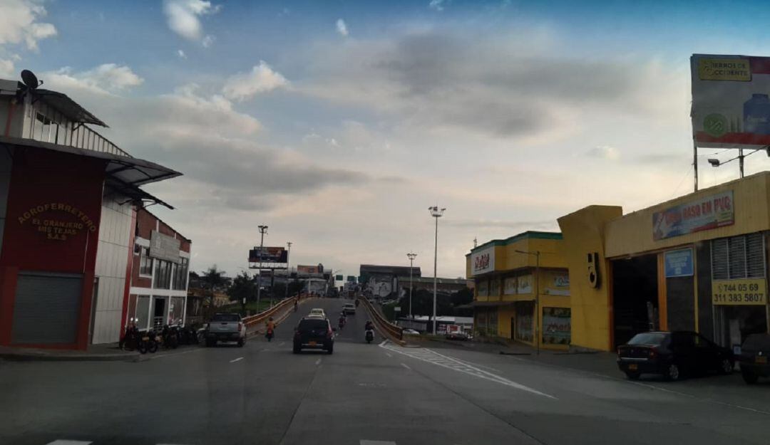 Carrera 19 al fondo los puentes de la cejita en Armenia