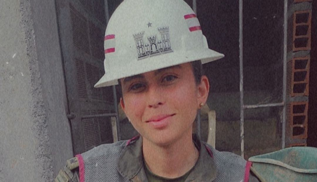 La destacada oficial del Ejército también es paracaidista militar.