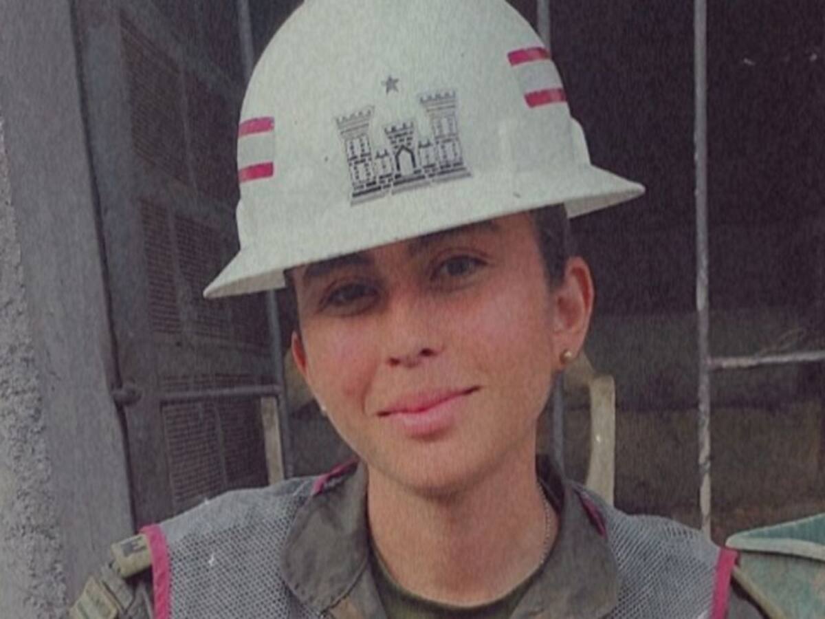 Con casco y botas, mujer militar atiende emergencias invernales