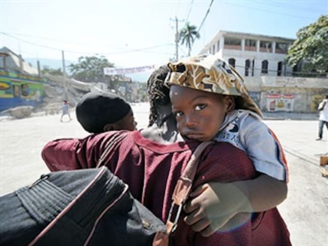 Madre desesperada ofrece en regalo a su niña en Haití