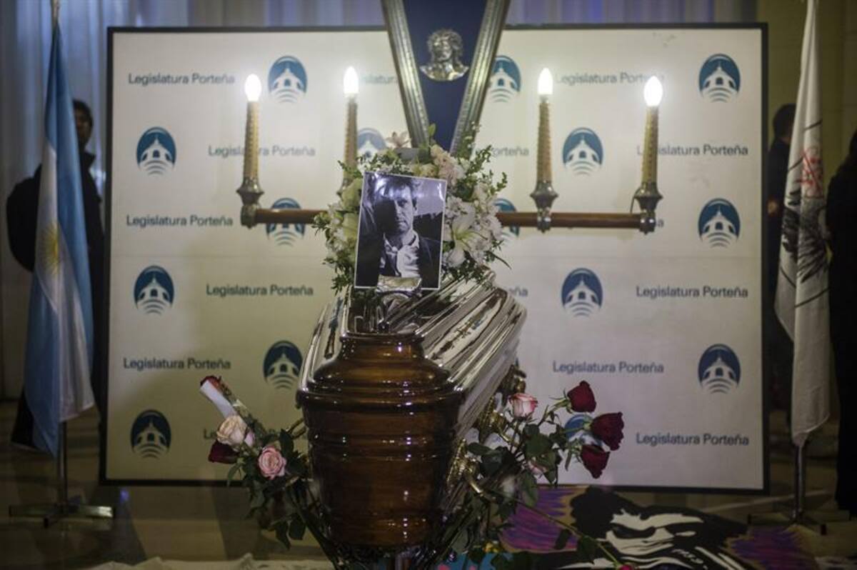 Los seguidores del exvocalista de Soda Stereo se unieron en una sola voz para rendir tributo al artista en sus exequias. Foto: Efe