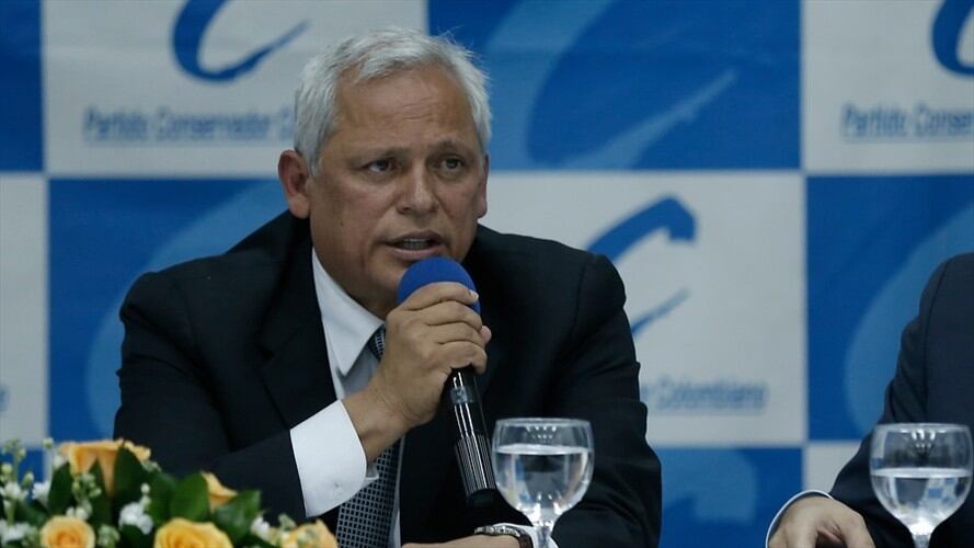 Hernán Andrade manifestó que esta decisión se tomó para cohesionar al Partido Conservador y no llegar divididos a la primera vuelta presidencial. Foto: Colprensa
