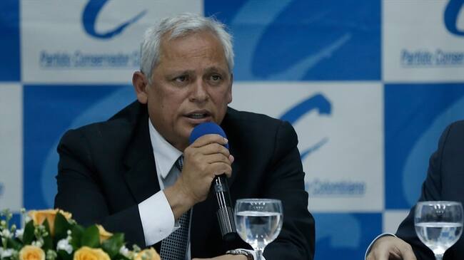 Hernán Andrade manifestó que esta decisión se tomó para cohesionar al Partido Conservador y no llegar divididos a la primera vuelta presidencial. Foto: Colprensa