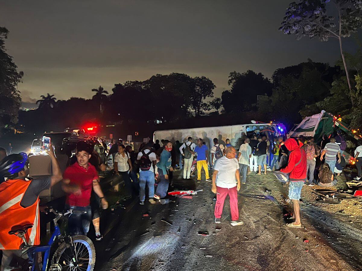 Tres muertos y 14 heridos deja choque entre camión de basuras y buseta en Turbaco