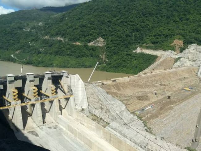 Contraloría alerta por aumento de tarifas ante retrasos de Hidroituango
