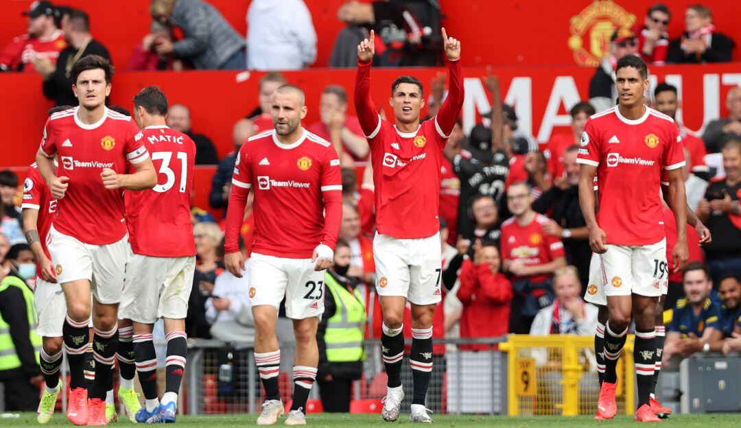 Cristiano Ronaldo festeja su primer gol en el regreso al Manchester United.