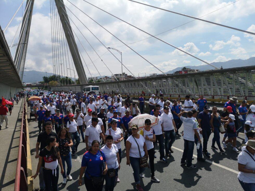 Cerca de 500 personas marchan por las principales calles de Pereira y Dosquebradas en Risaralda, en conmemoración al día internacional del trabajo, centrales obreras, sindicatos y estudiantes acompañan la movilización, en donde se exigen garantías laborales óptimas, se pide frenar la informalidad que en el área metropolitana alcanza el 50% y mejorar las condiciones de los maestros de Colombia. La marcha partió desde Dosquebradas, tomaron el viaducto César Gaviria Trujillo y culminará con un plantón en la Plaza de Bolívar de Pereira.