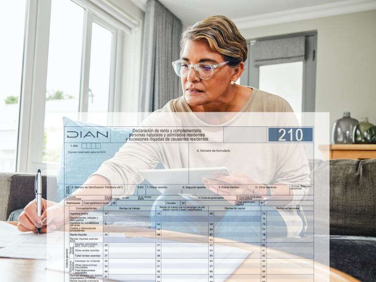 Mujer llenado formulario 210 Dian, imagen de referencia realizada por Caracol Radio // Getty Images