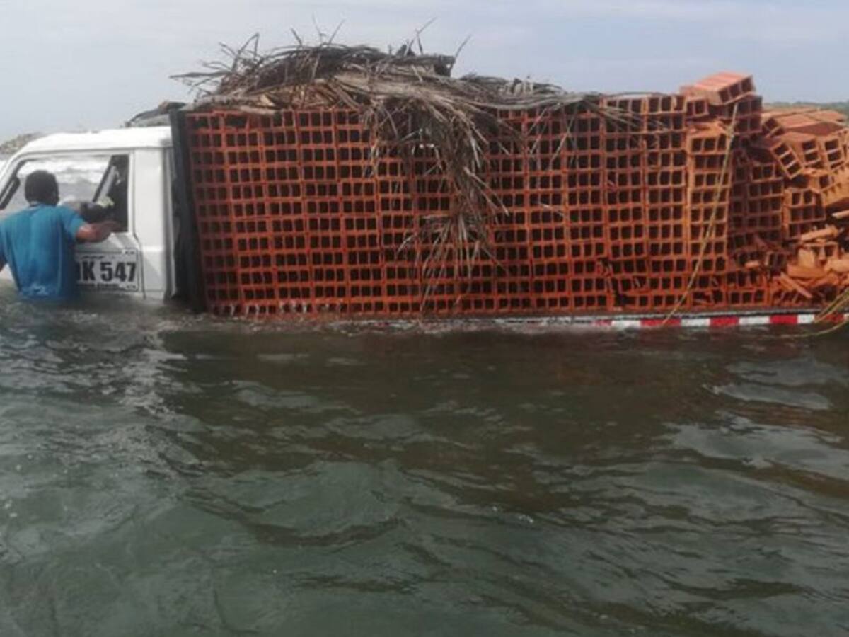 Un camión se quedó sin frenos y terminó en el mar