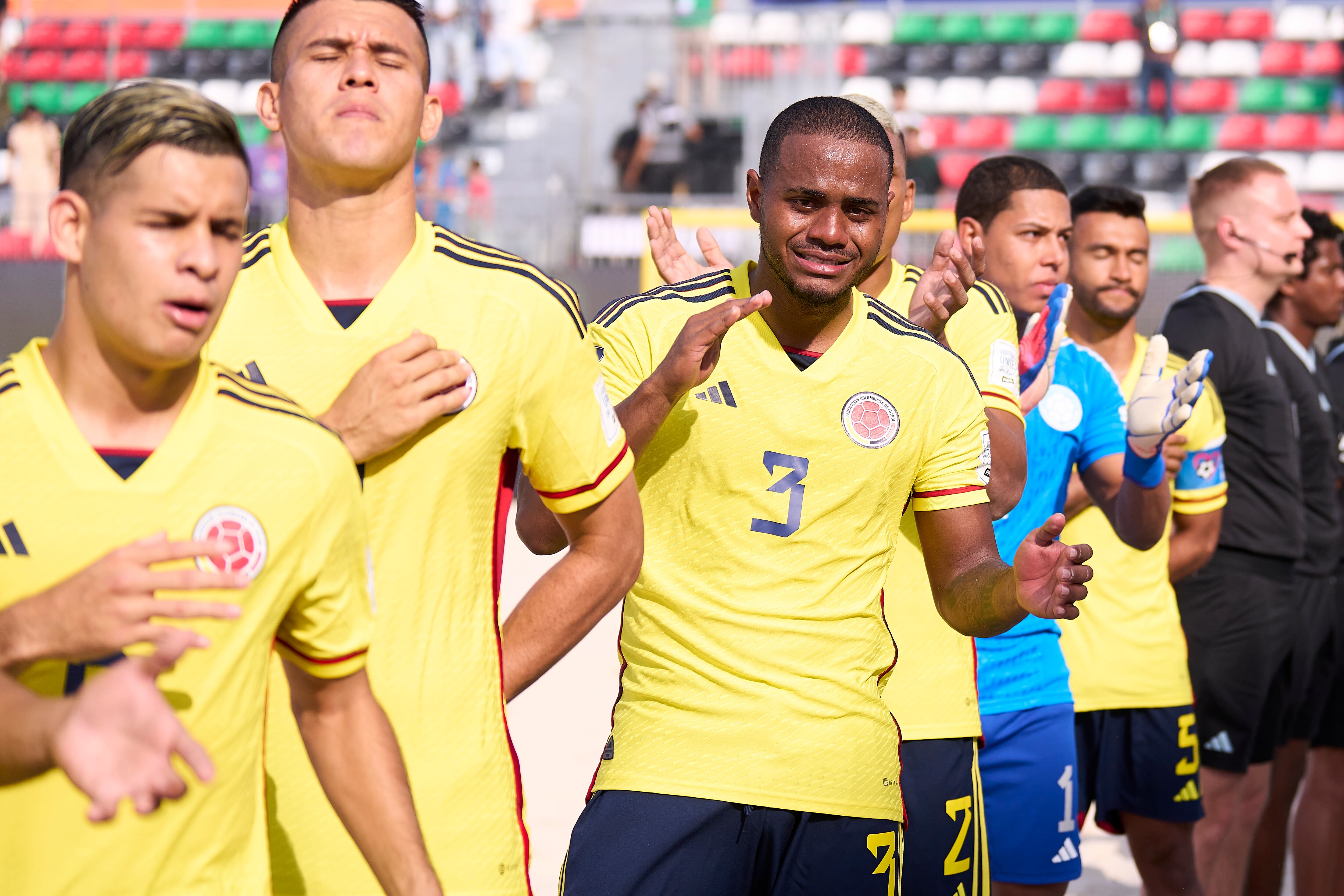 Wilmar Donado, jugador de la Selección Colombia, llora emocionado tras el himno nacional previo al duelo ante Japón. (Photo by Aitor Alcalde - FIFA/FIFA via Getty Images)