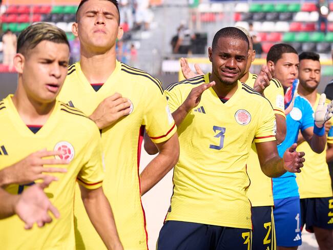 Wilmar Donado, jugador de la Selección Colombia, llora emocionado tras el himno nacional previo al duelo ante Japón. (Photo by Aitor Alcalde - FIFA/FIFA via Getty Images)