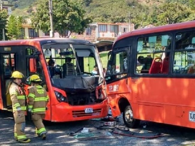 12 personas heridas dejó accidente entre dos busetas en Pereira