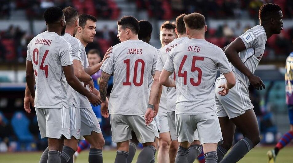 James Rodríguez roedeado por sus compañeros en el último partido del Olympiacos ante Volos / Instagram: @jamesrodriguez10