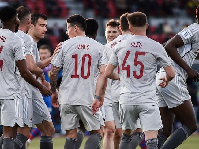James Rodríguez roedeado por sus compañeros en el último partido del Olympiacos ante Volos / Instagram: @jamesrodriguez10