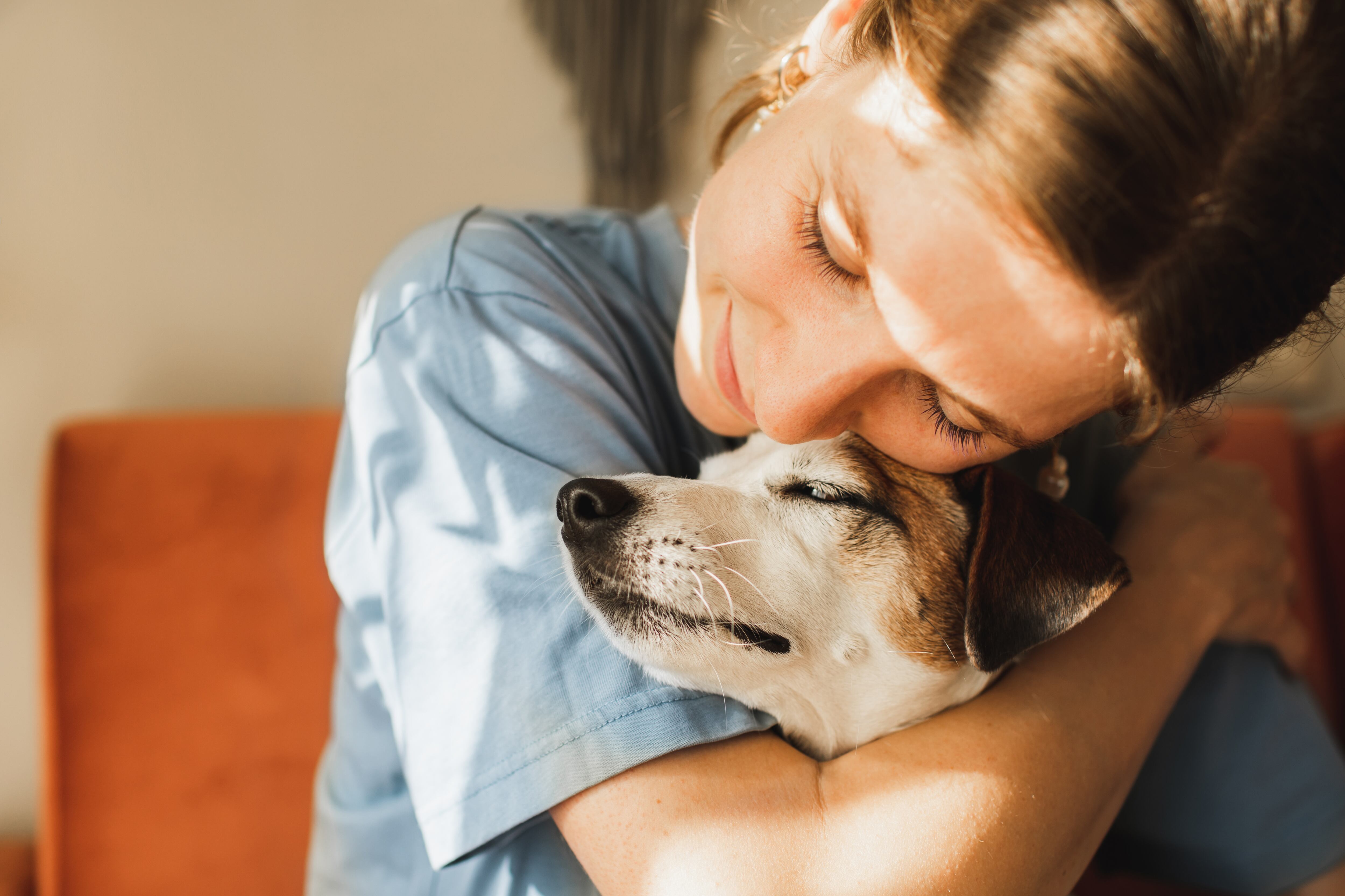Mujer abrazando con cariño a su perro. (Foto vía Getty Images)