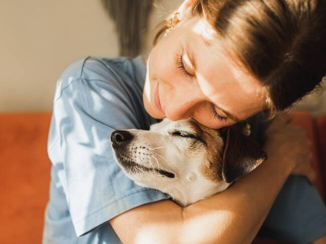 Mujer abrazando con cariño a su perro. (Foto vía Getty Images)