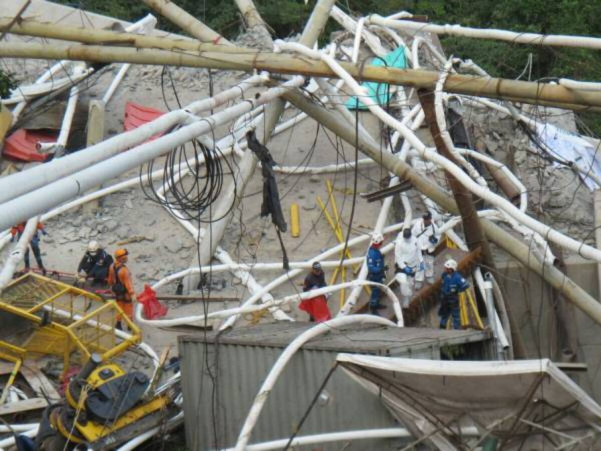 Inician trabajos de remoción y limpieza del colapso del puente Chirajara