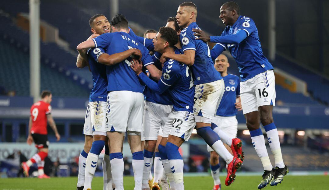 Los jugadores del Everton festejan la anotación de Richarlison.
